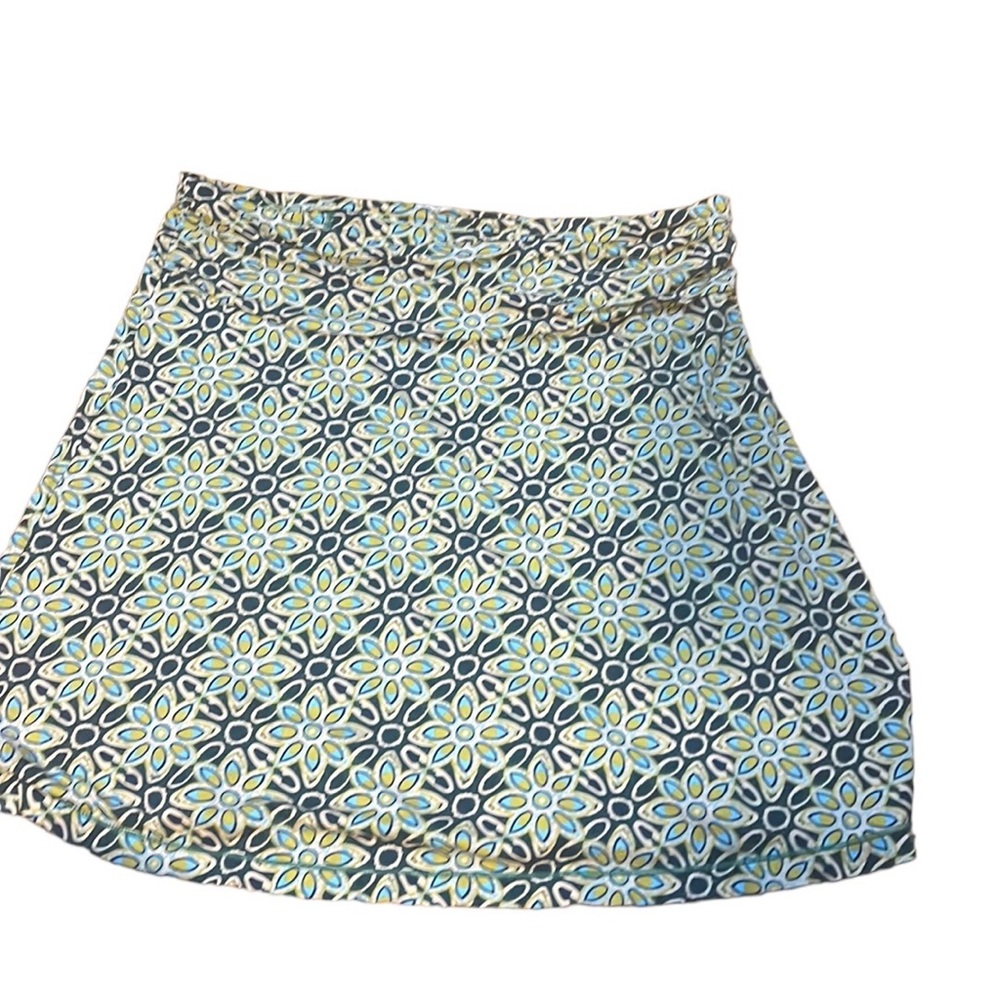 Flower like skirt women’s size large. It is stretchy and in perfect condition